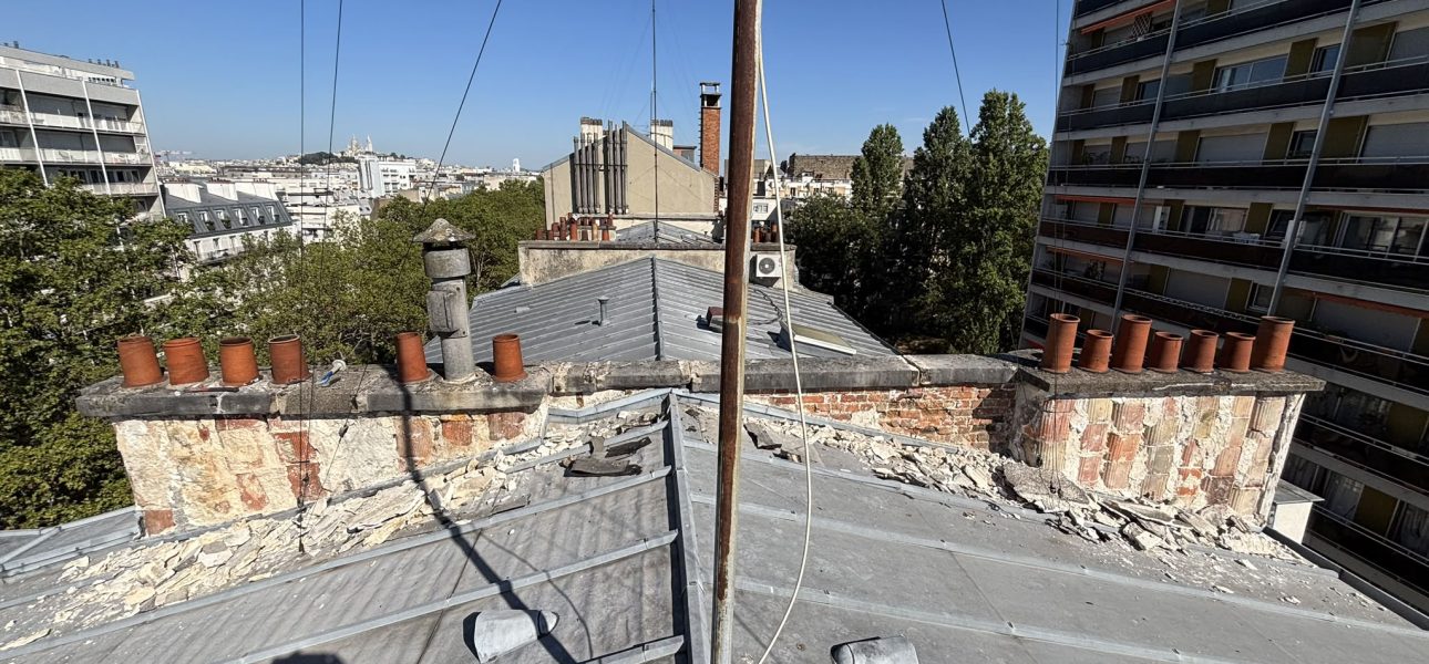 Toiture zinc et souches de cheminée avant travaux